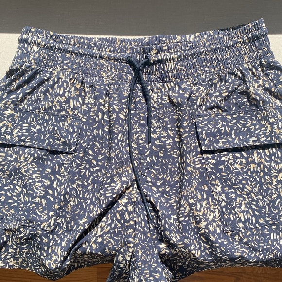 High-waisted Stretch Tech Performance Utility Cargo Shorts 5” Inseam NEW M - Picture 2 of 14